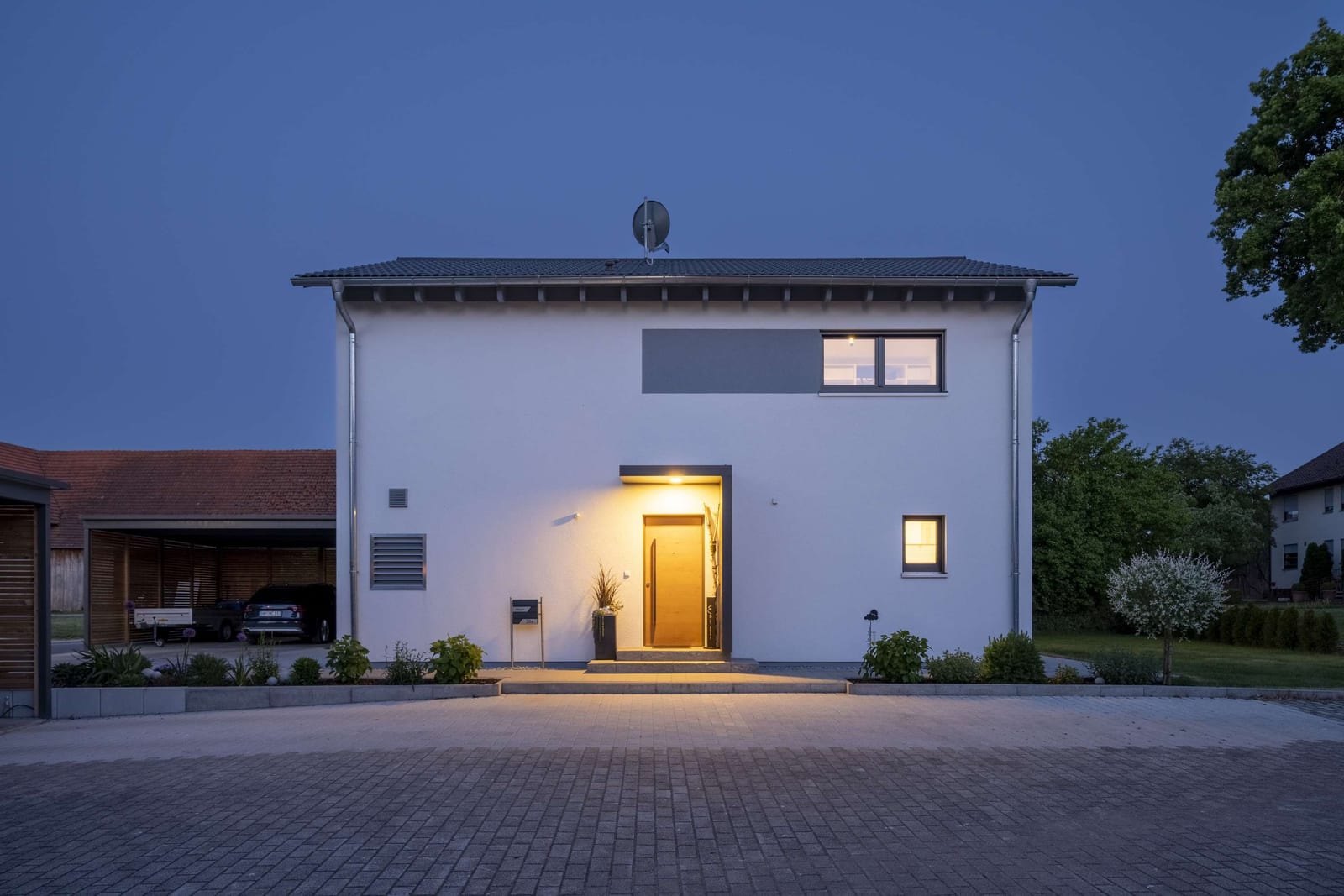 Modern 150 von FischerHaus — Außenansicht eines Kundenhauses am Abend (Herstellerfoto)