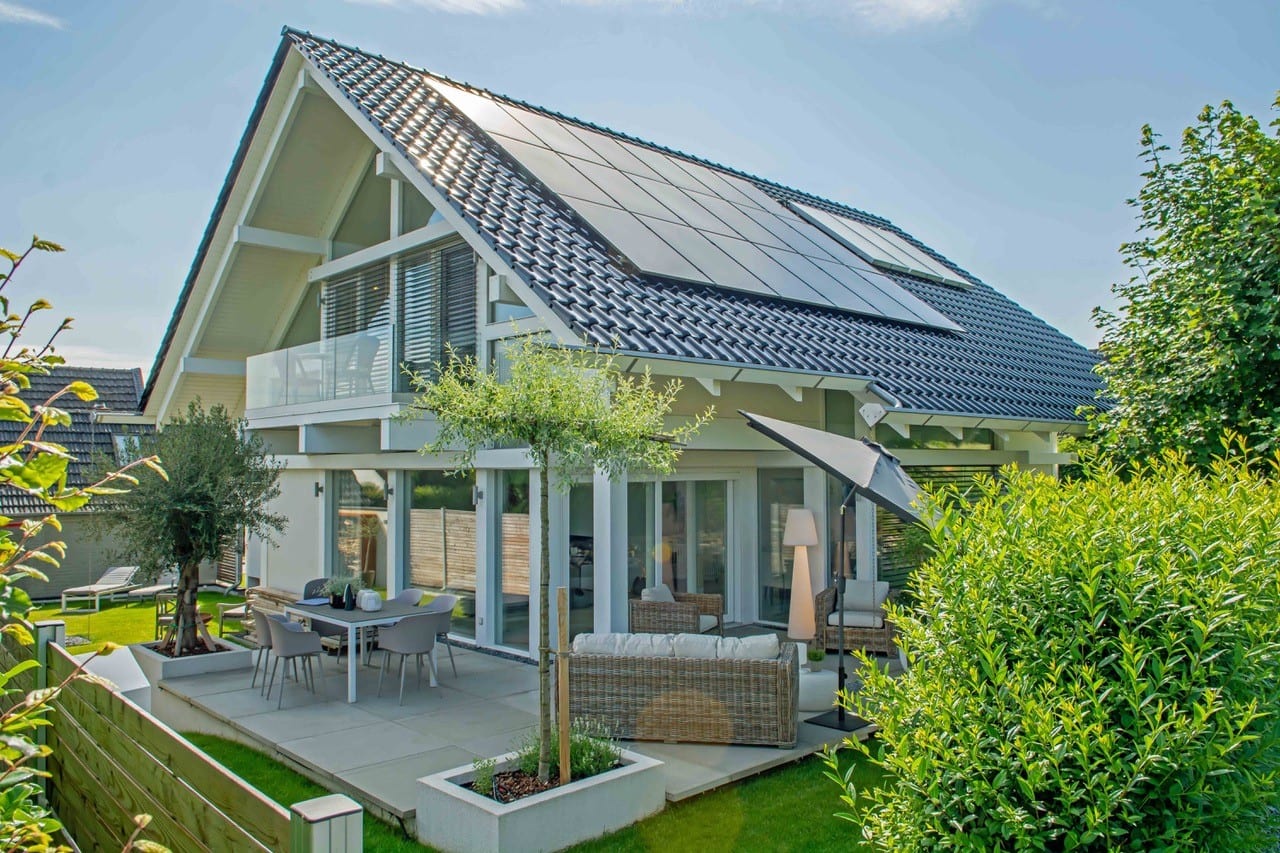Fachwerkhaus KD 150 von KD-Haus — Außenansicht mit Glasfassade (Herstellerfoto)