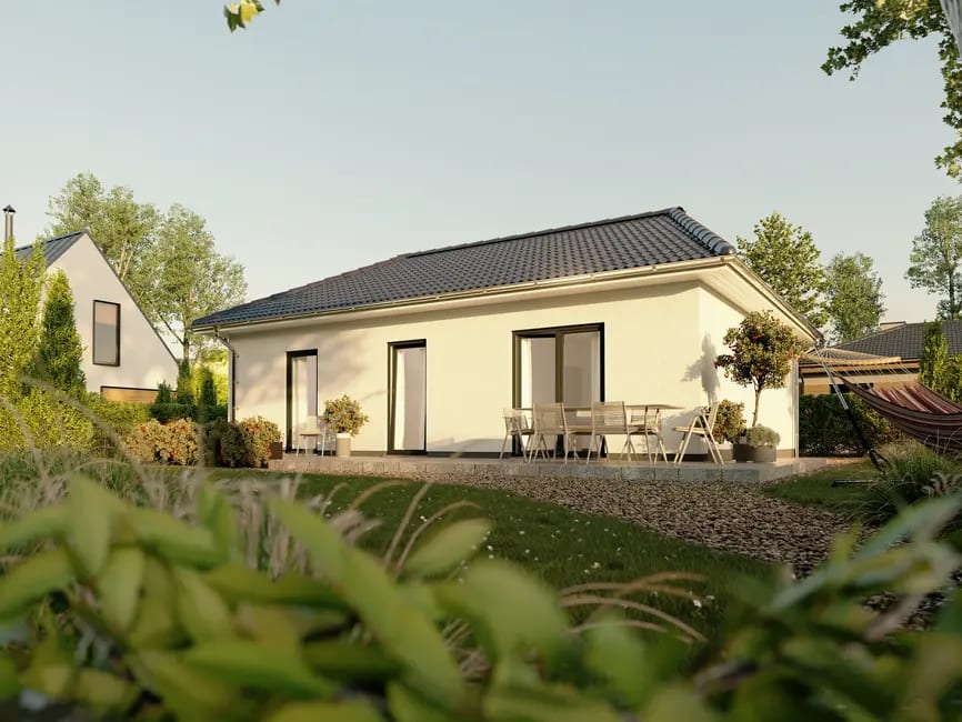 Bungalow 78 von Town & Country Haus — Außenansicht mit Terrasse (Herstellervisualisierung)
